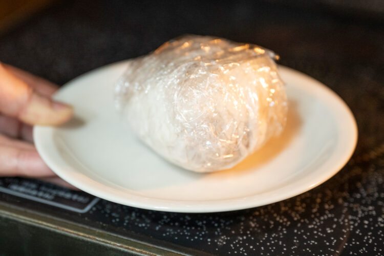 じゃがいもを丸ごとレンジで加熱する